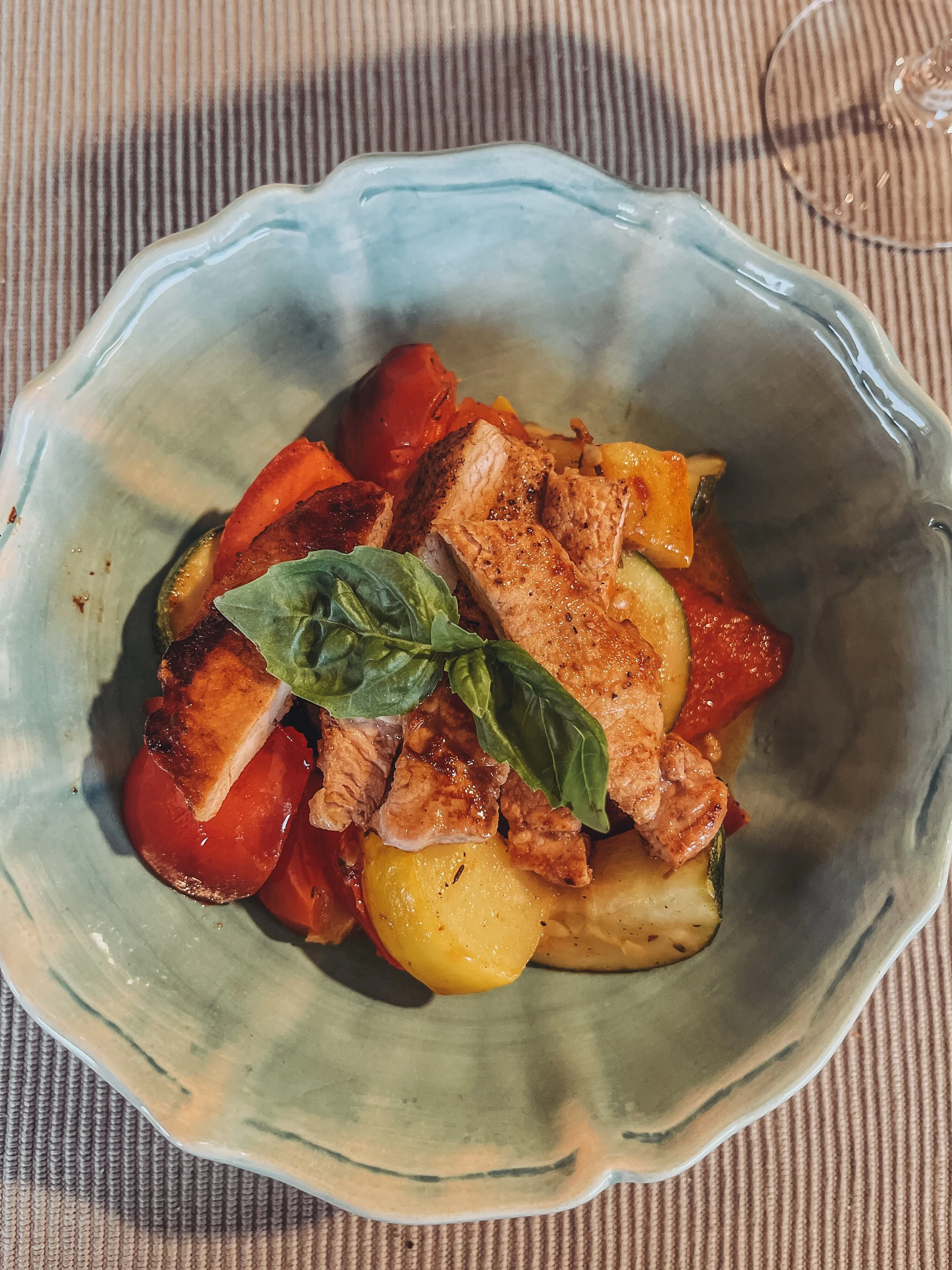 Simple food.
Good ingredients.
A quiet evening at home. 🍅🌿

Sometimes, that&rsquo;s all you need.

#thethereseedit #food #ratatouille