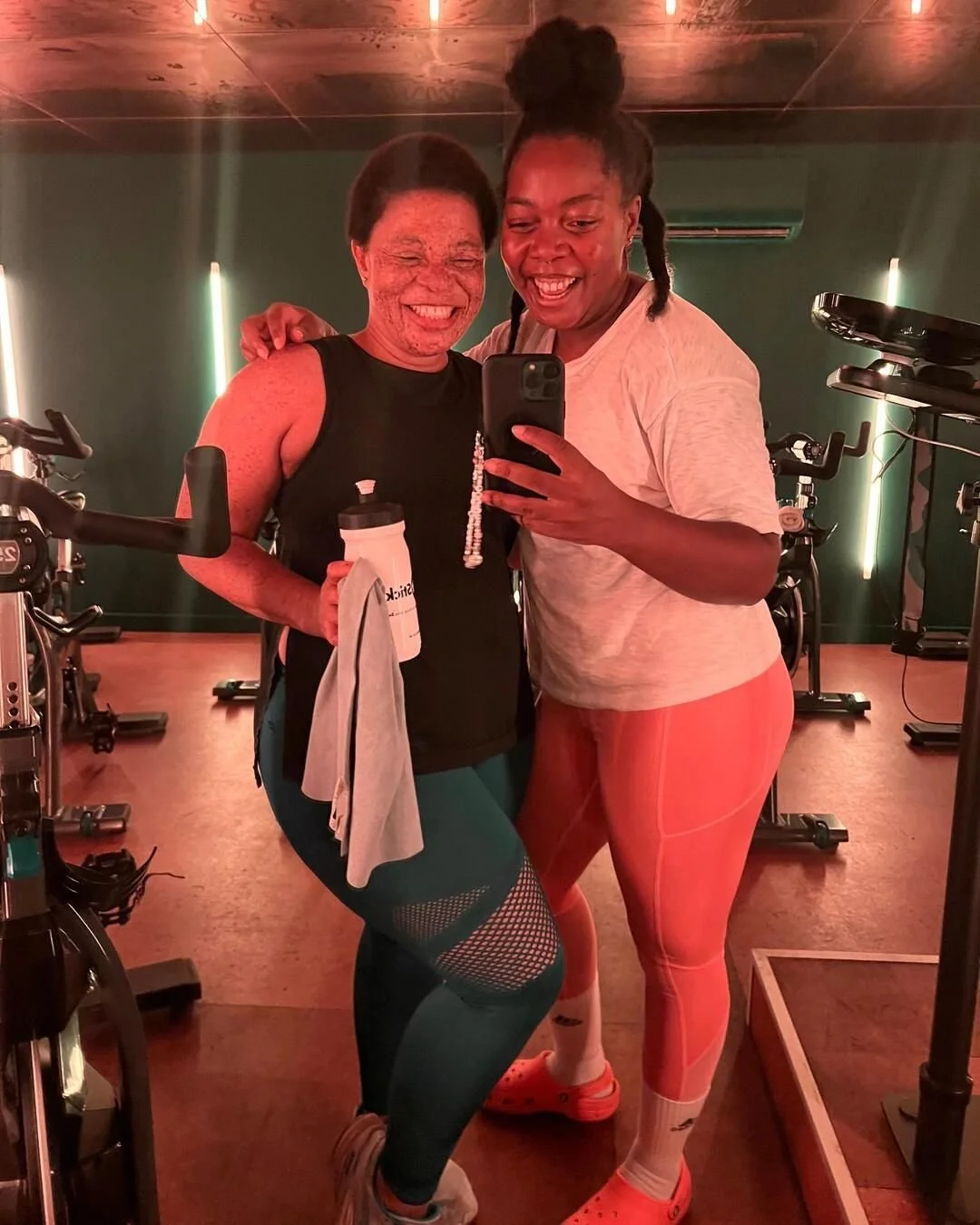 These two first met IRL at the Hackney Half after connecting in our WhatsApp community. We love it when our members go from virtual to in-person & here they are reconnecting, when @dudzaip attended @ellelinton's spin class @eastofeden17 π©·π§‘ 
#w