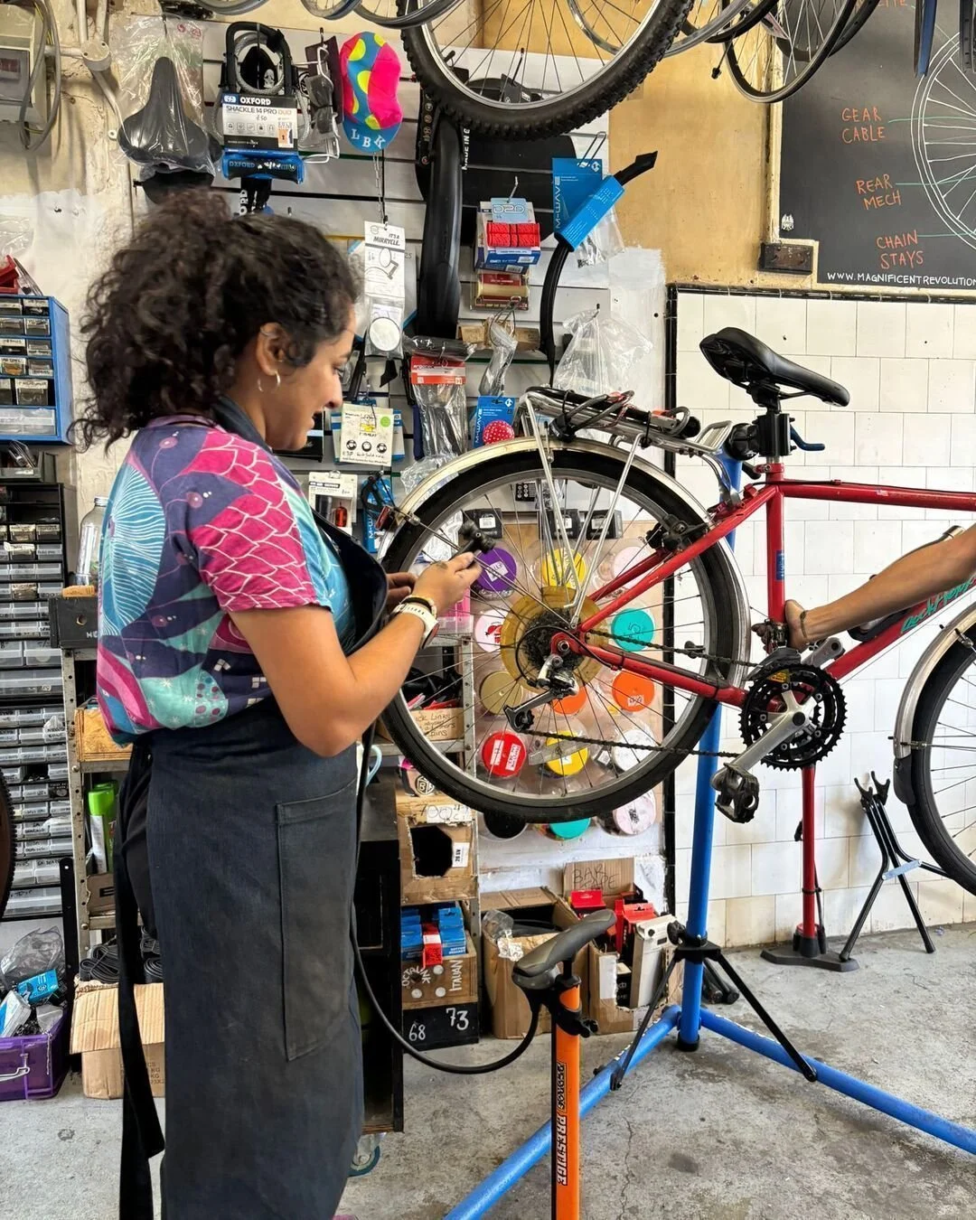 Thanks to @broadbikez for another fab bike maintenance workshop ππΎ
It really is a welcoming & supportive space and we’re looking forward to learning more about our bikes there next year βοΈβοΈ
Eve, who co-owns Broad Bikez, is a former WCC