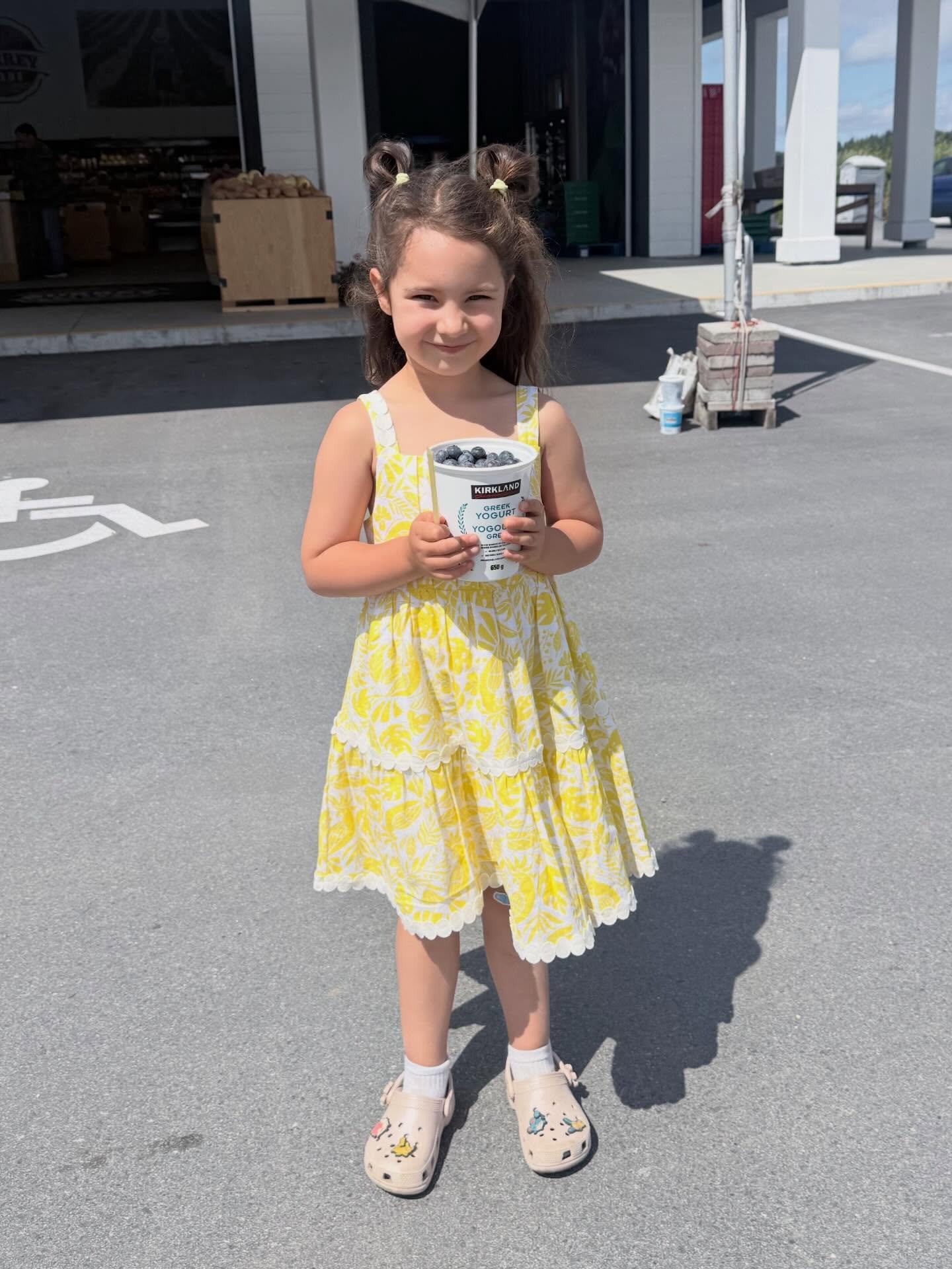 Nothing makes us more happier than seeing little smiles enjoying fresh-picked blueberries! 🫐💛come make your own sweet summer memories at Surrey Farms. 
#surreyfarms #upick #farmfresh #familyfun #makememories❤️ 

📍Farm Markets 
5180 152 street 
498