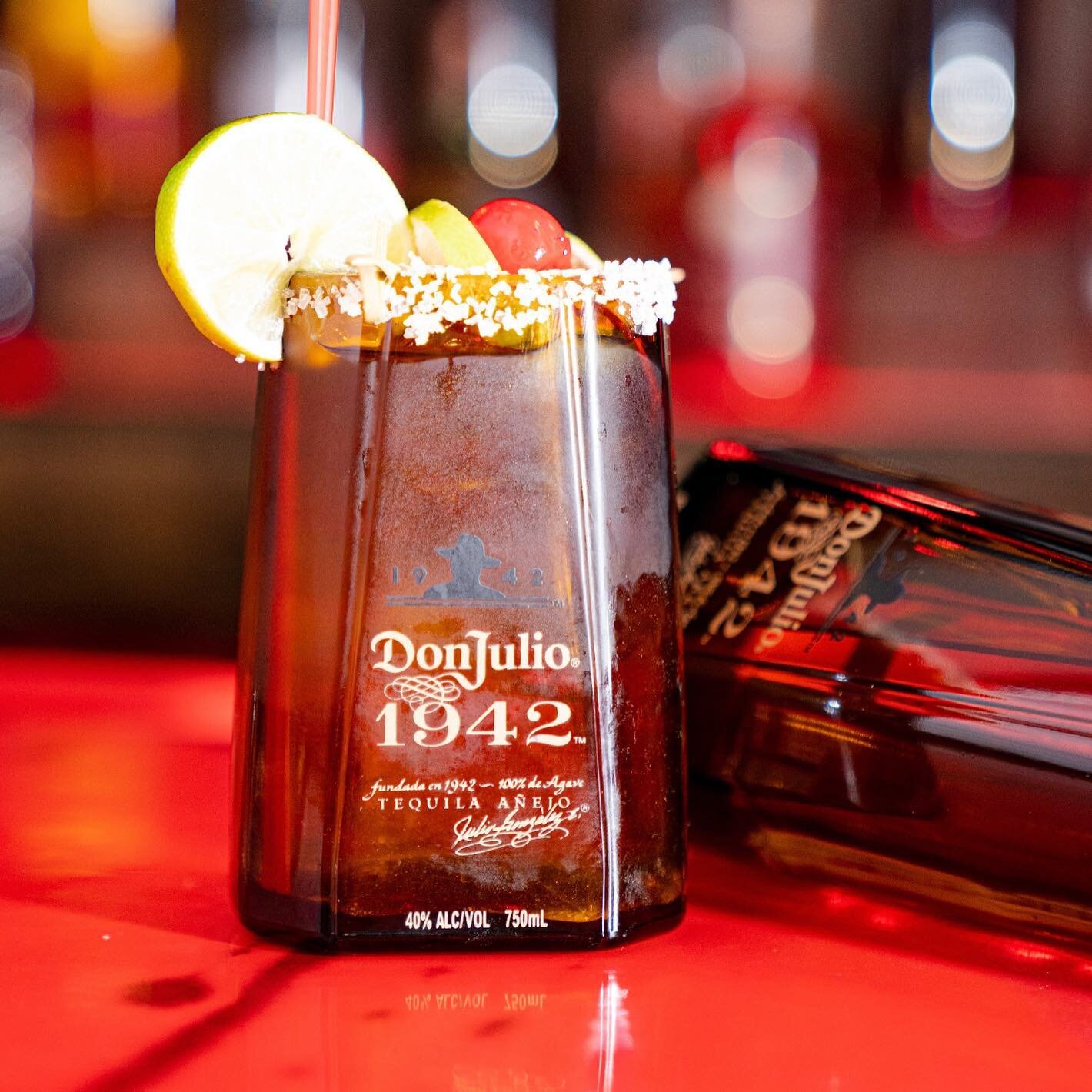 Indulge in Vaka's Exquisite Margarita: Crafted with Authentic @donjuliotequila #1942, Served in a Handcrafted Cup Fashioned from Real Don Julio 1942 Bottles!

@vakarestaurant invites you to experience their one-of-a-kind margarita, showcasing the fin
