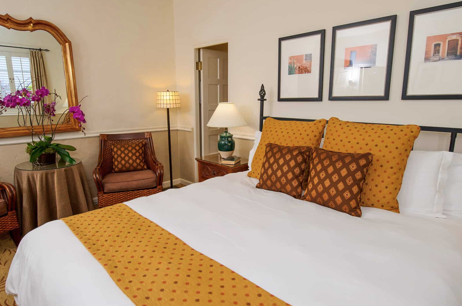 King Bed/Shared Room/Couple