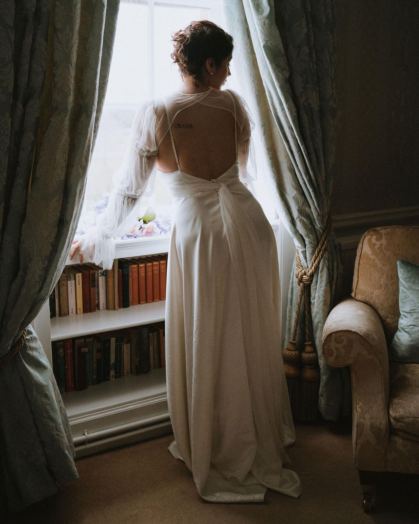 Bex looking like the absolute goddess she is in the silk satin Hazel slip and silk chiffon sleeve over wrap. Sleeves are having a real moment and I am very here for it 🤍

host and photography @fayewildephotography 
venue @norwoodng25 
bridal @susann