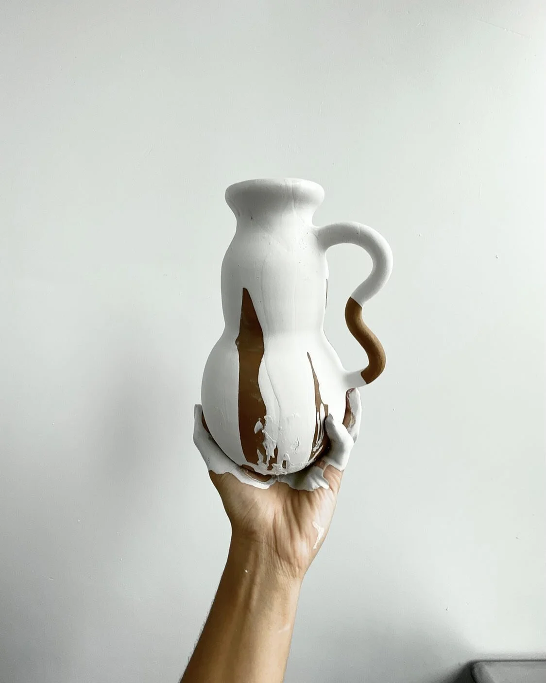 Embracing the mess lately 🤍
.
.
.
#strongrootspottery #thenaturalpotter #handmade #dallasartist #mckinneyartist #smallbusiness #pottery #vase #potter #wheelthrownpottery #wheelthrown #artistsoninstagram #potterywheel #blackartist