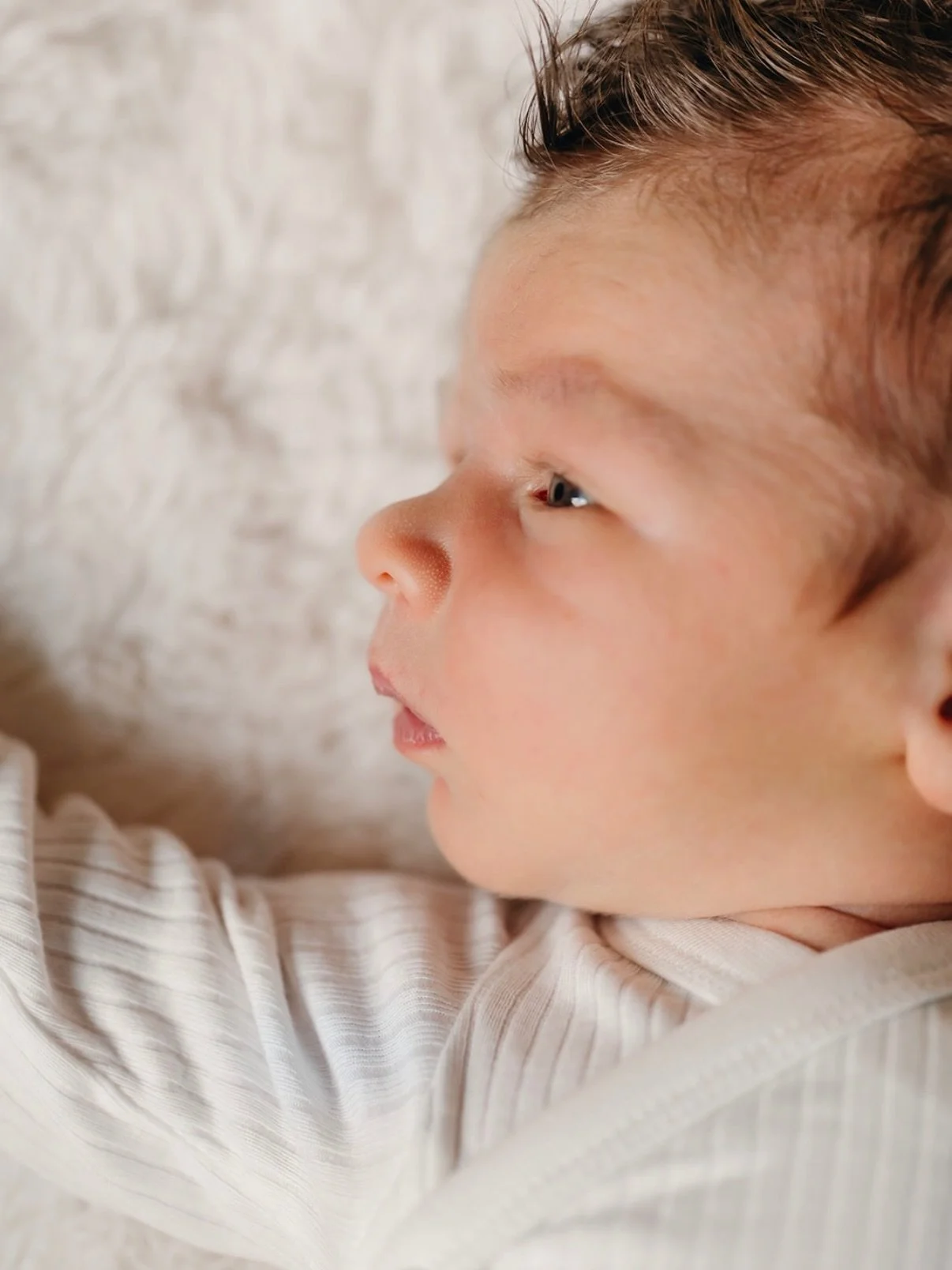 During a newborn lifestyle session, I prioritize the connection  between the newborn and their new family, but I also make sure to capture the little details. Those tiny wrinkles in their fingers, their little profile, and those kissable toes need to