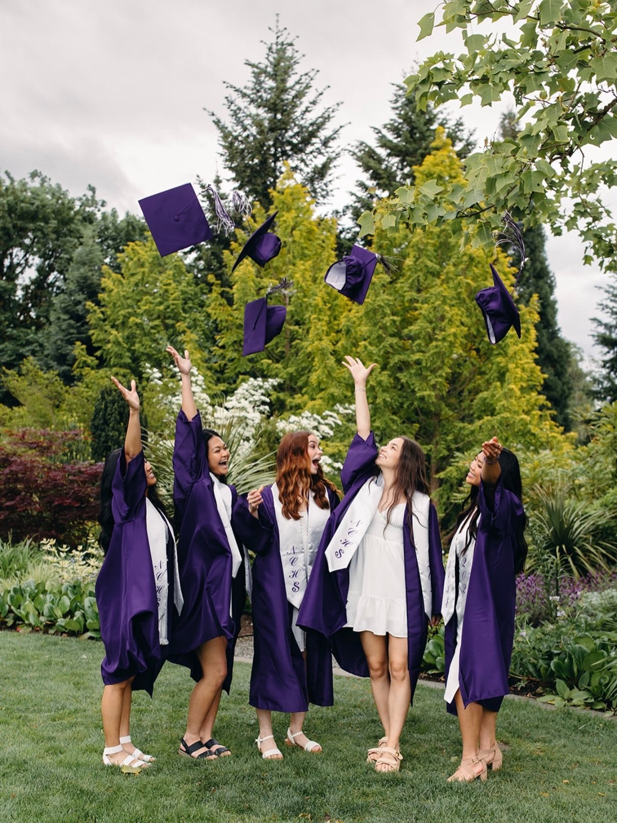 It&rsquo;s time to start planning graduation photos!! I love the opportunity to capture individual and group photos of seniors with their best friends! Obviously, waiting until your gowns arrive is preferable but not a requirement! 

Seattle Newborn 