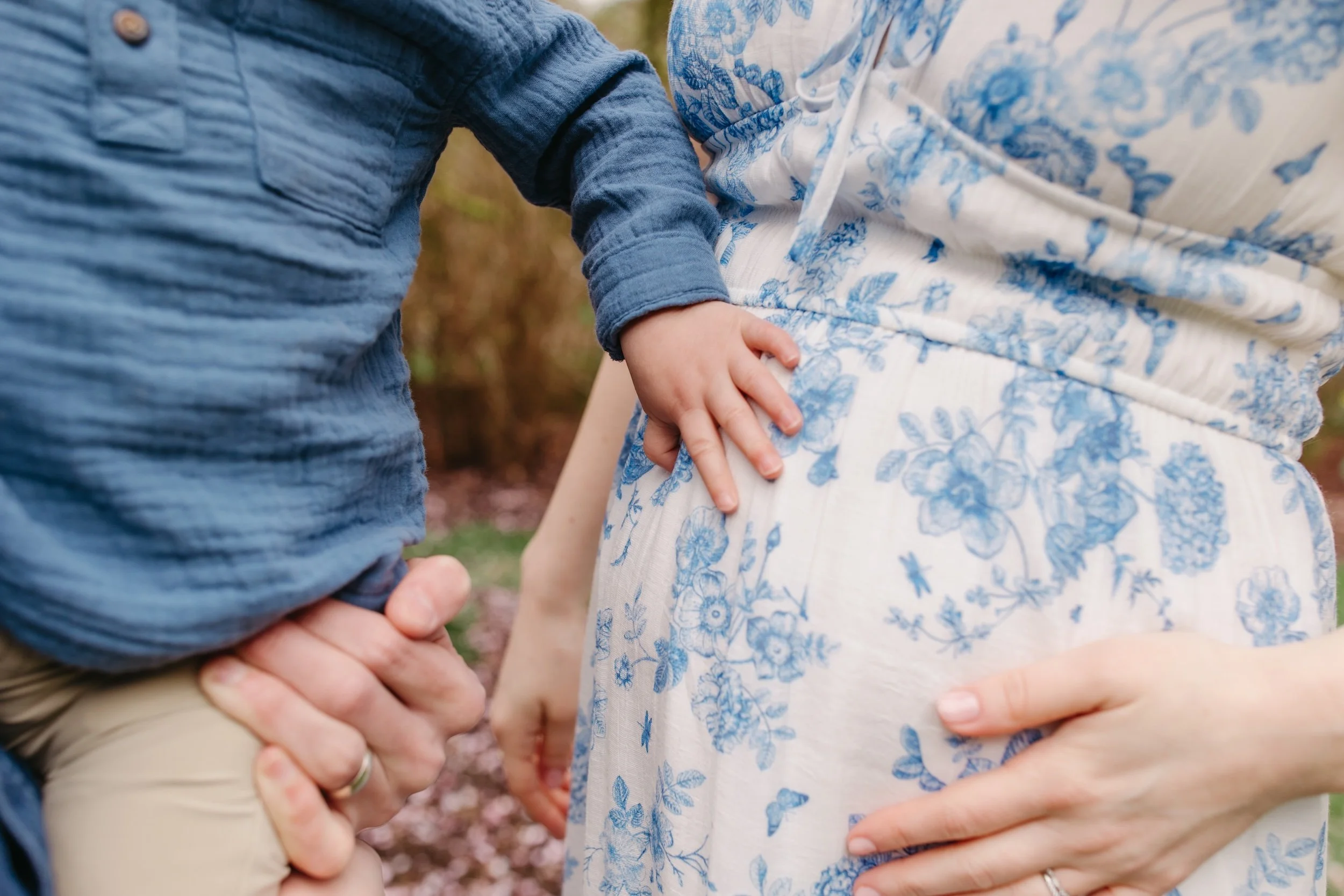 spring maternity session in snohomish with little kids