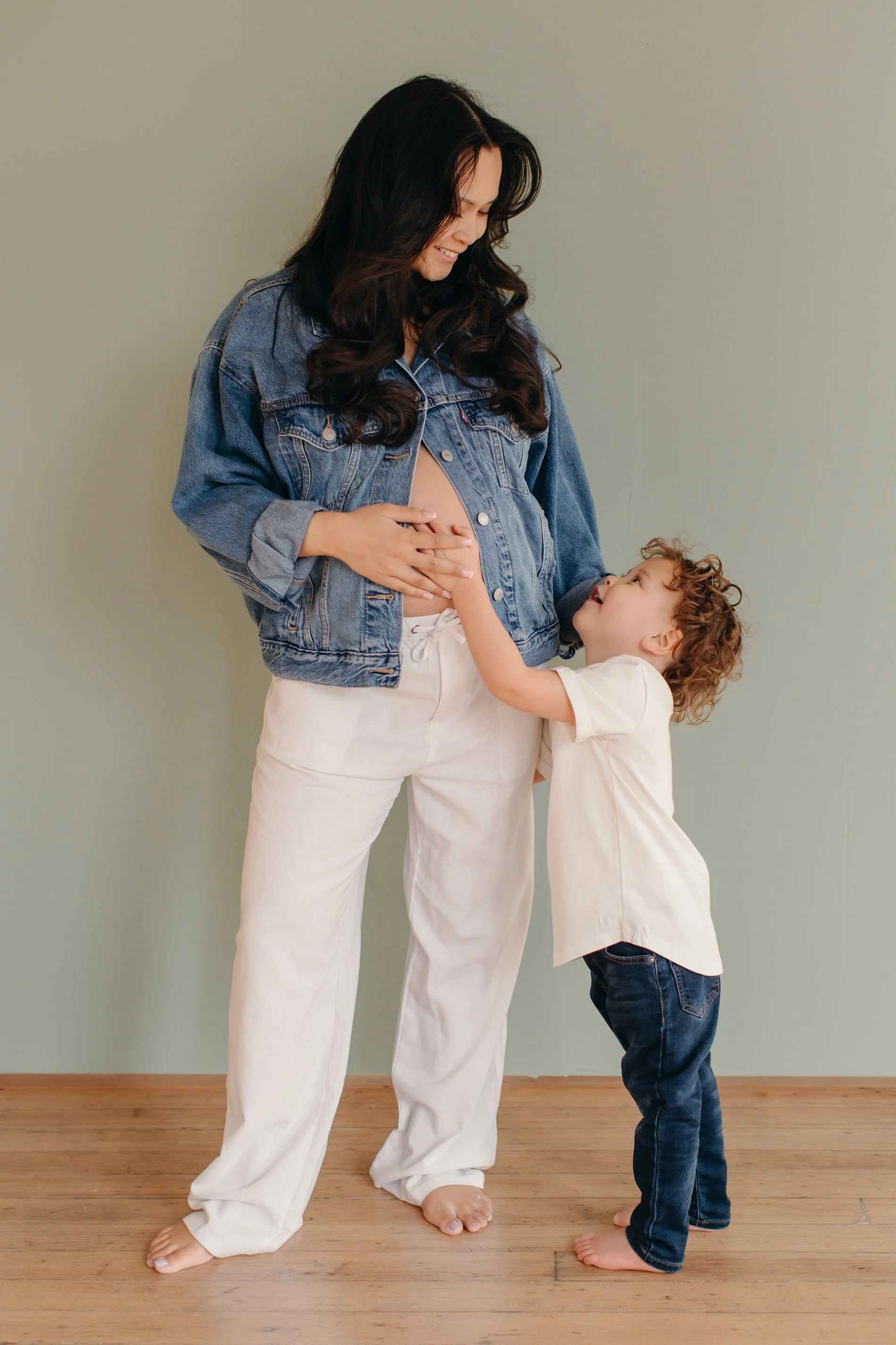 Expecting mama with true skin tone in seattle maternity session