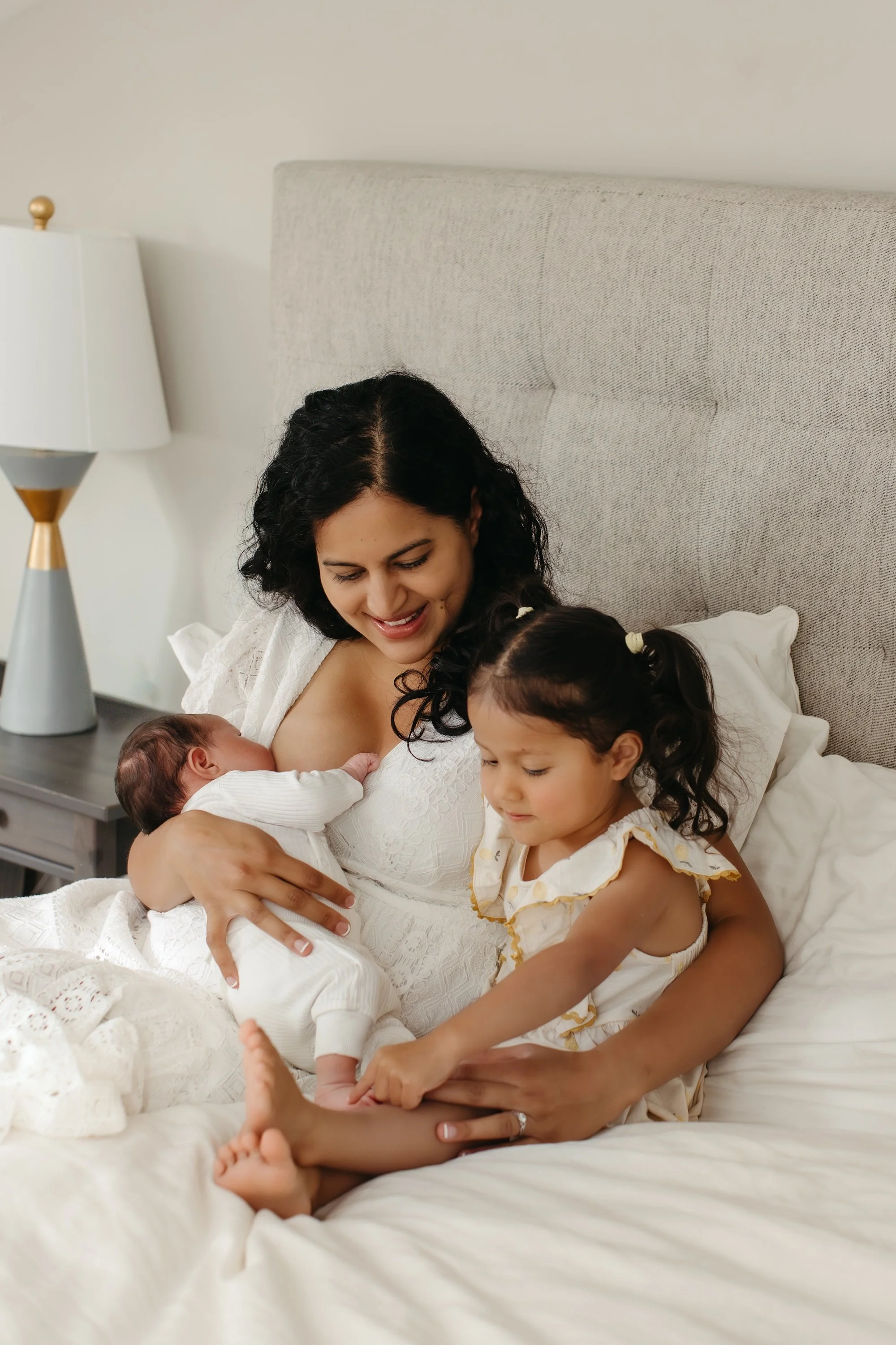 Lindsay captures breastfeeding and bottle feeding during newborn photos