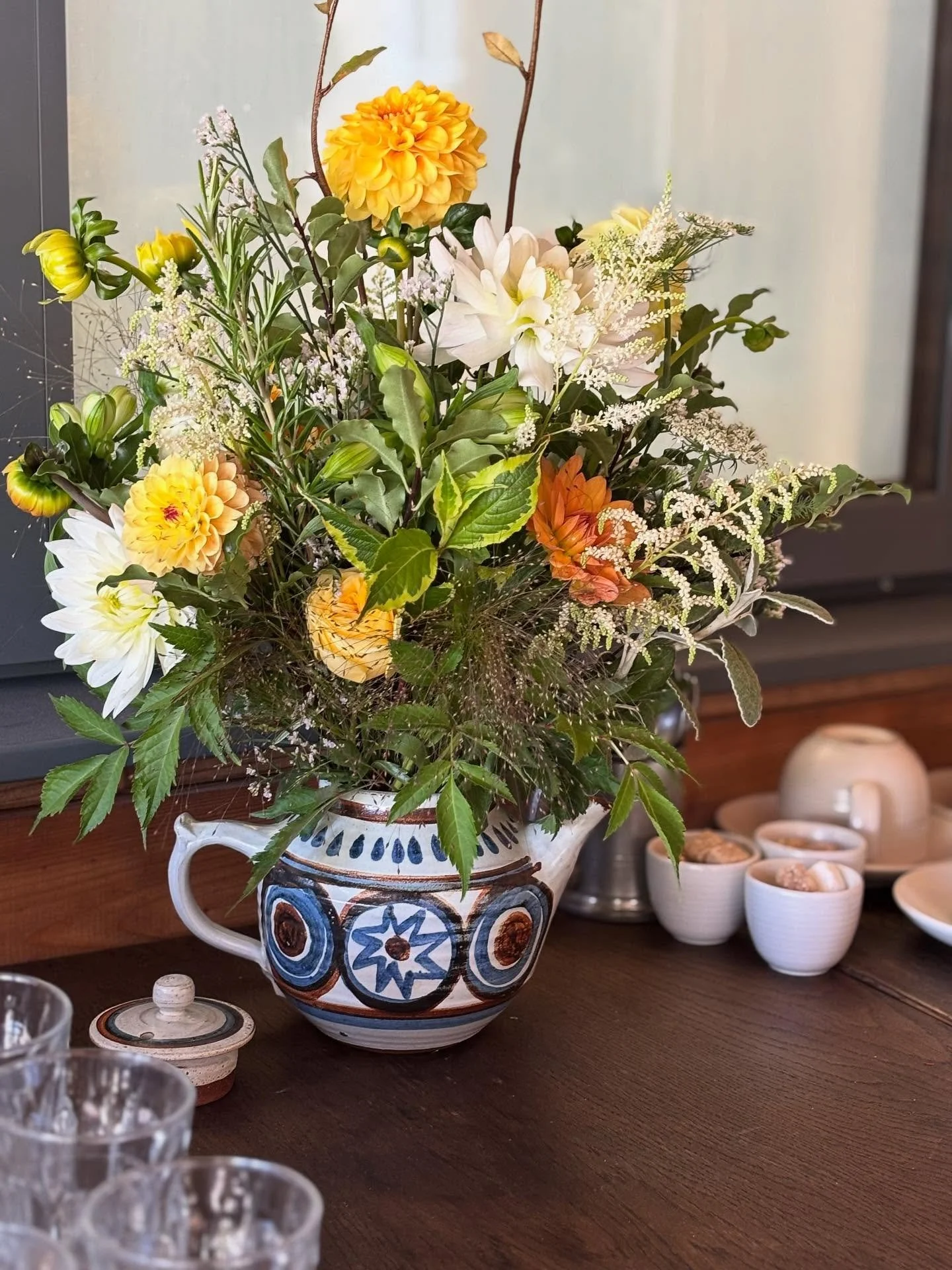 Thank you @hopespringsgardening for trusting us to create farewell flowers for your dear Mum, a lady so obviously surrounding by love who had a passion for life, tennis and tea. We are proud members of @farewellflowers keeping sustainability at the h