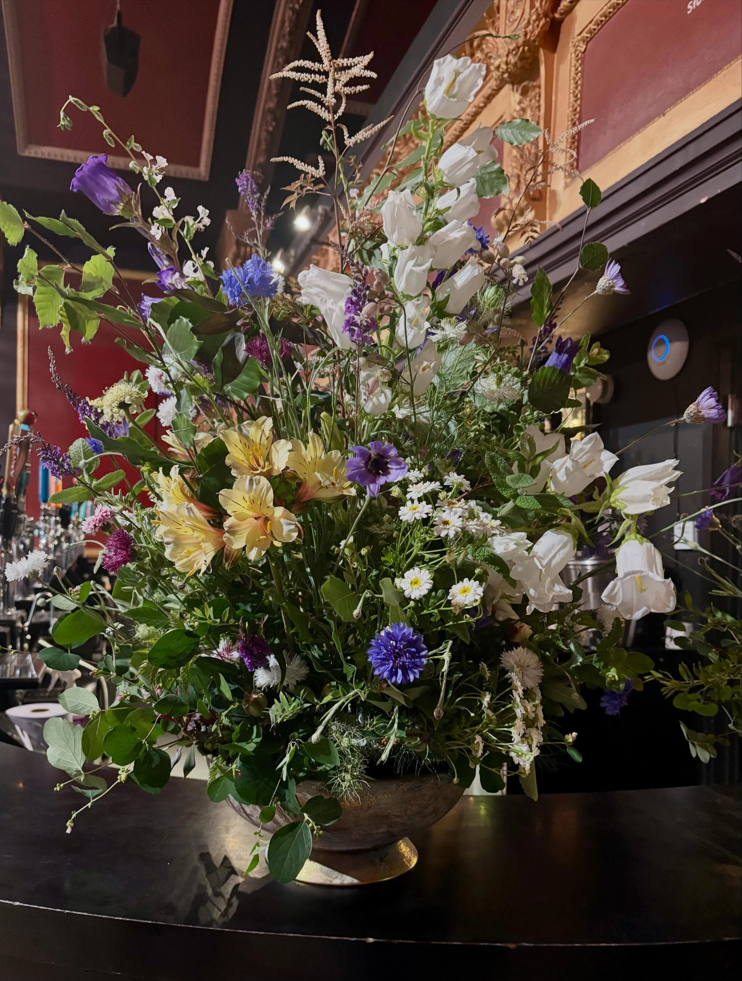 Statement bowls for @uniofbath Awards night at @komedia_bath. Natural arrangements, naturally grown 

#pollinatorfriendly #bathflorist