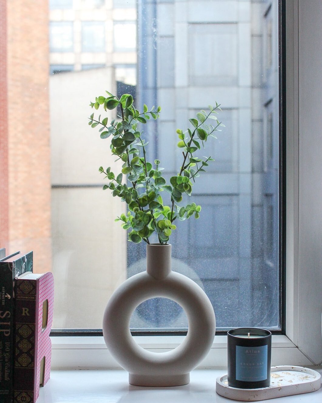 Happy Friday! I&rsquo;m so grateful for some sunshine today in London. Fingers crossed it sticks around for July! 🌞

I&rsquo;ve been collecting lots of ceramic-style homeware recently. Ceramic trays and candles just look fab together right? 👌🏽 

I