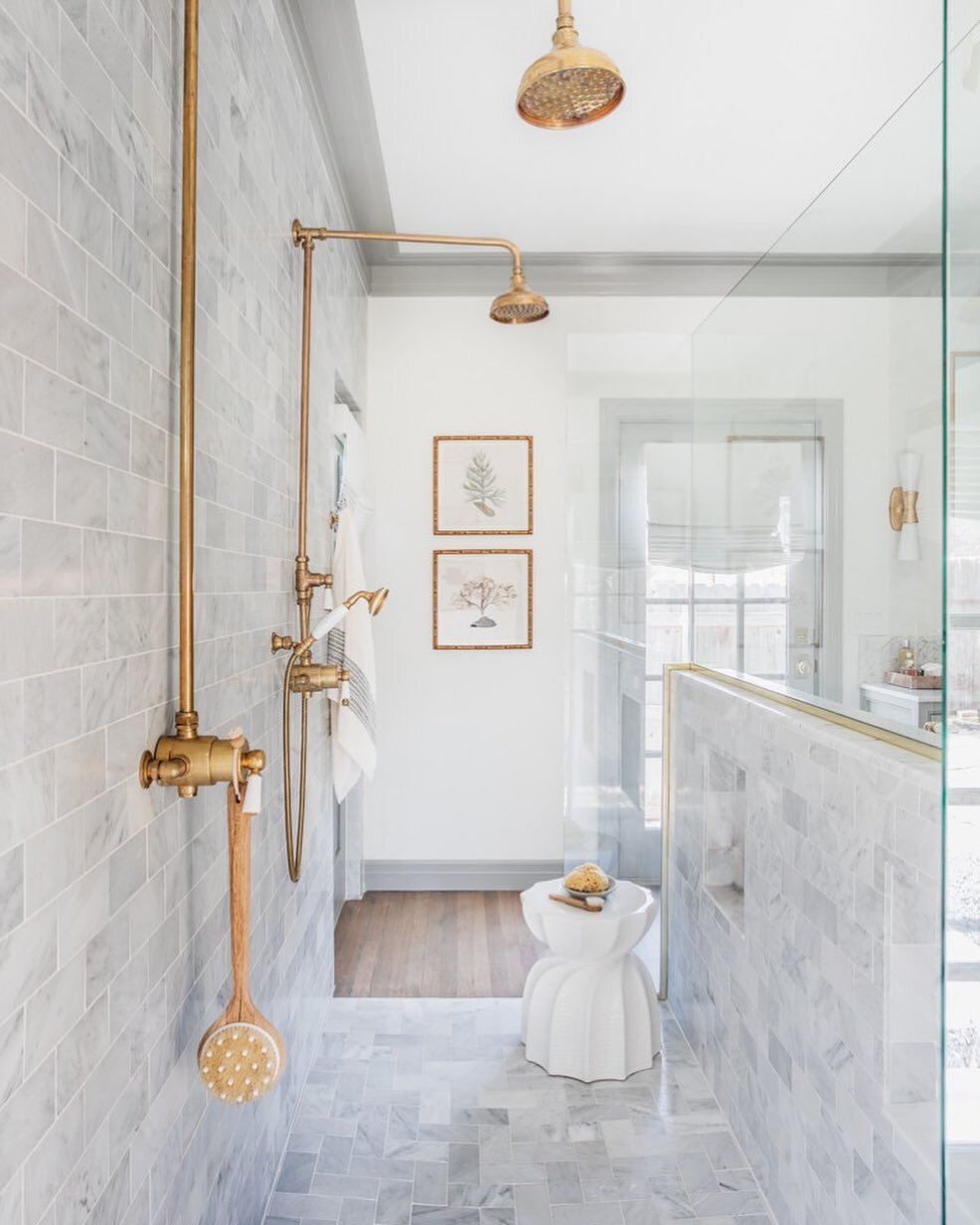 What a week it has been!  Subzero temperatures and snow...it is beautiful but praying everyone's pipes will thaw without bursting! In the meantime, enjoy a hot shower while you can! 
Design: @browninteriorsinc  Photo: @emilyhartphoto 
*
*
*
*
#browni