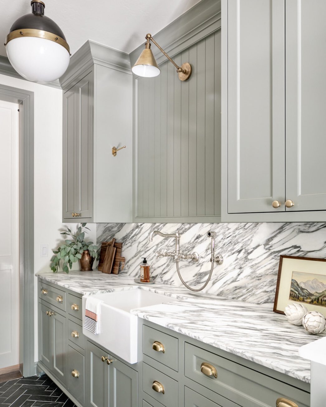 We always love a good before and after to really show you how we work our magic on outdated spaces...look at our stories to see this laundry room in all its glory before we got our hands on it! ⠀
Design: @browninteriorsinc⠀
Photo: @emilyhartphoto⠀
⠀

