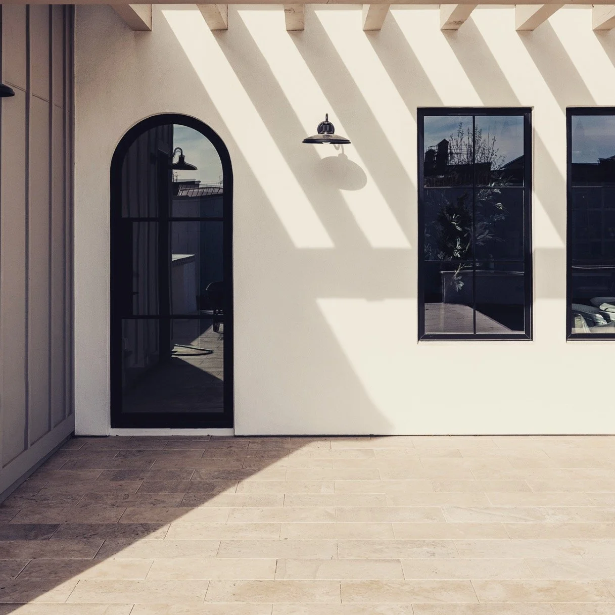 Bold lines. Soft curves.
Black windows and an arched door create a patio that feels both modern and timeless.
Clean. Honest. Beautiful.
#WillowWindow #ModernExterior #BlackOnBlack #homedesigninspo