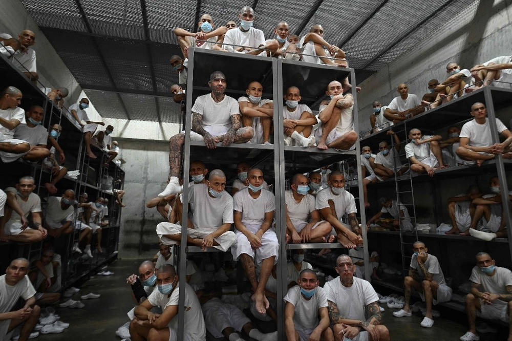 prisoners in cecot bunks.png
