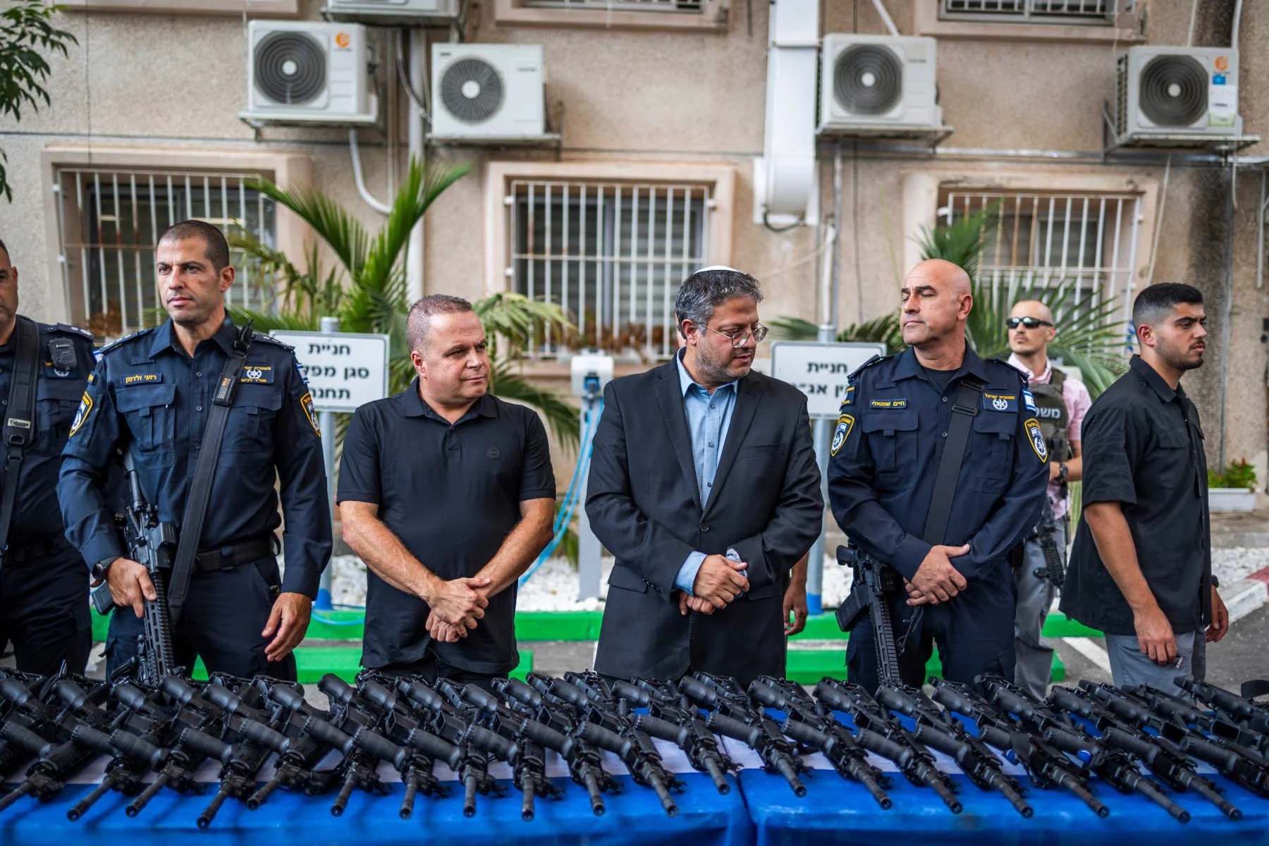 israel-ben-gvir-giving-guns-to-settlers.jpg
