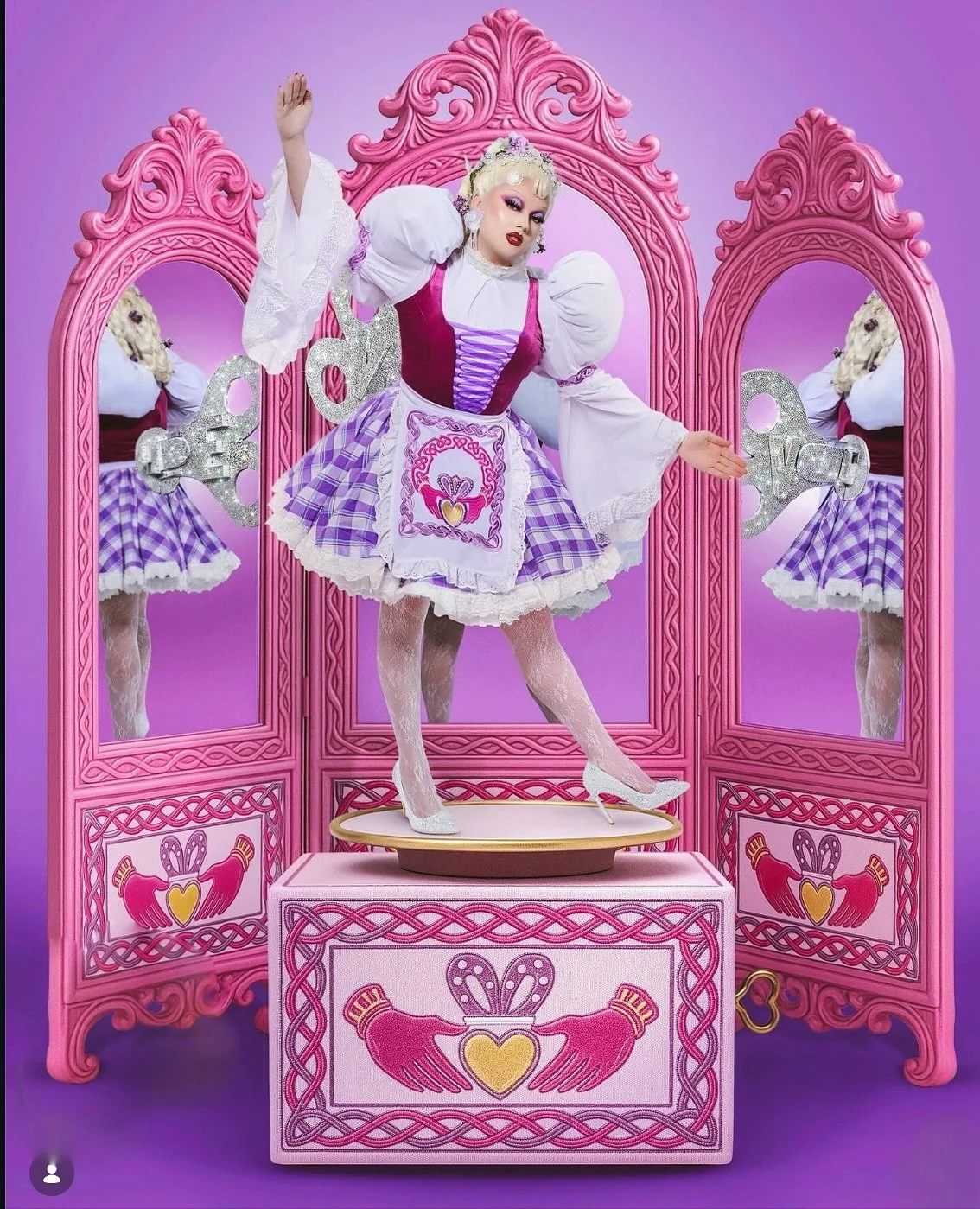 The lovely @the_drag_room commissioned my main hustle Rising Star Designs to create this beautiful apron embroidery for the fabulous @ellevosque Traditional Irish Celtic Claddagh Knotwork.
Thrilled to appear on Dragrace twice this season!