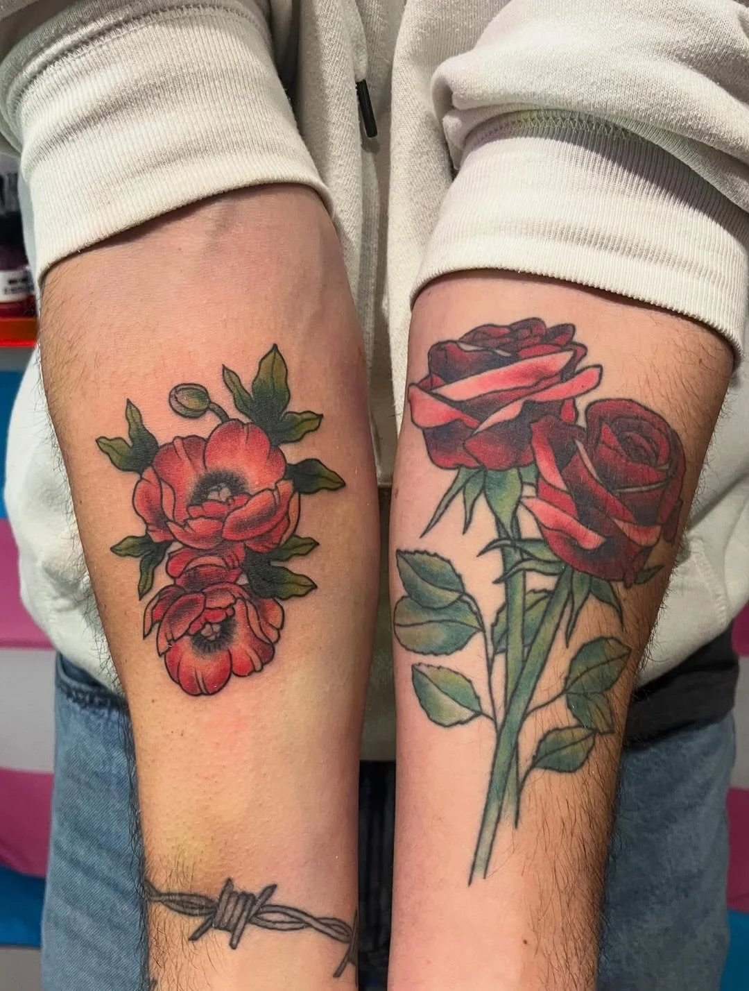 Bold, vibrant, and full of life. 🌹
These floral pieces by @jessp_tattoo are proof that color tattoos can be both delicate and powerful.

From soft shadows to rich tones, @jessp_tattoo brings your ideas to life with style and precision.
Whether it&rs