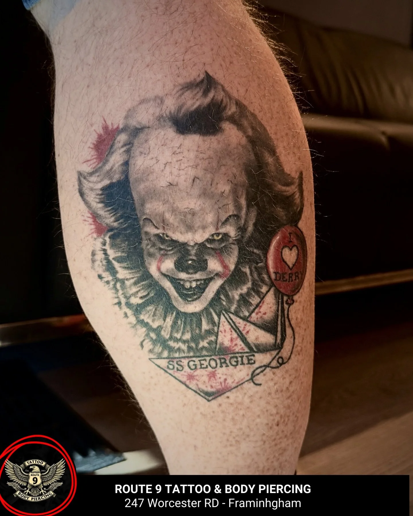 🎈 This isn&rsquo;t just a tattoo. It&rsquo;s a scene etched into skin.
This fully healed piece by @spookys.tattoos is a bold, striking tribute to the horror classic &ldquo;IT.&rdquo;

Every line holds tension. Every shadow brings the fear to life.
A
