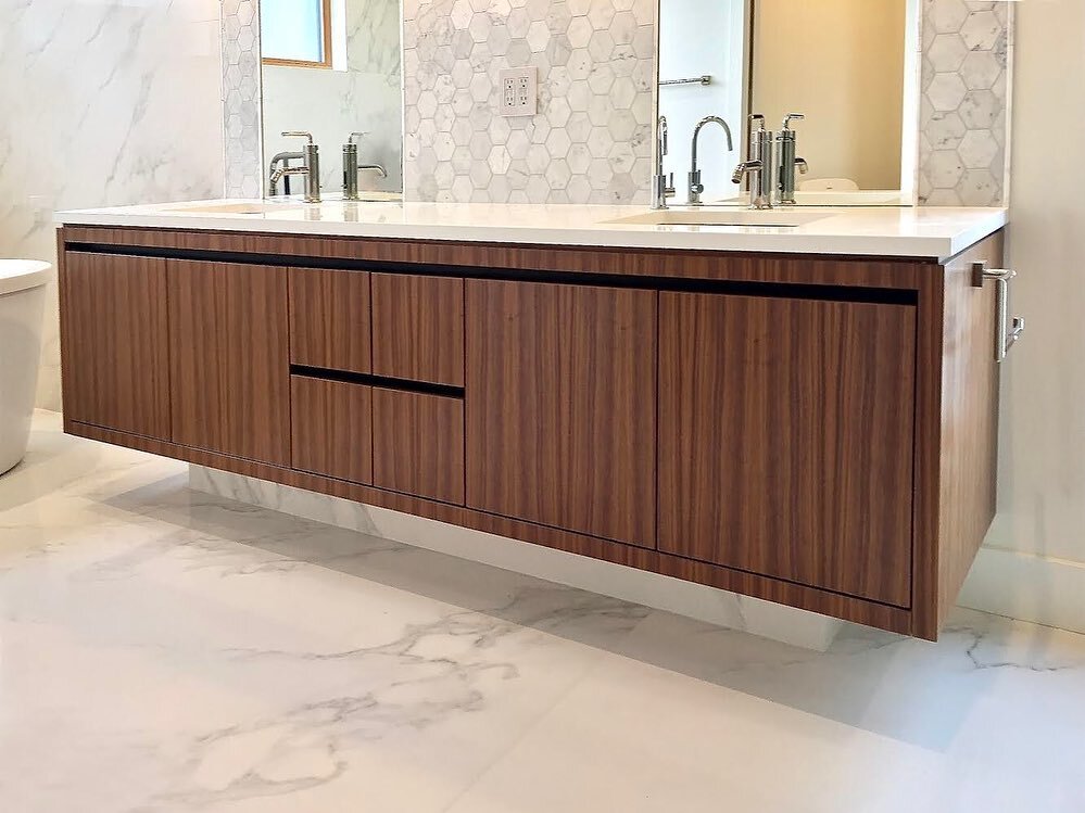 @nako_design, we love the way you paired our #custom walnut vanity with bright &amp; airy elements in this spa-like Master Ensuite!

 

Quiet, integrated reveals work as pulls, making way for the quarter-cut, walnut veneer to take the spotlight. 

 
