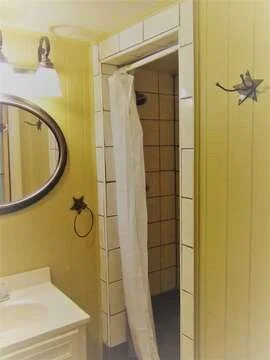 Cabin 7 Restroom.jpeg