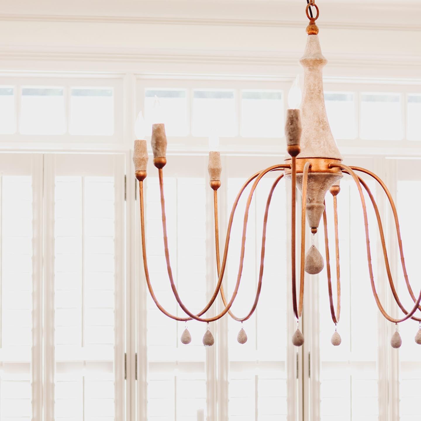 This elegant chandelier from @gabbydecor perfectly defines the space 😍 I absolutely adore how this Marietta, GA project came together! 📸 // @graceaustininteriors