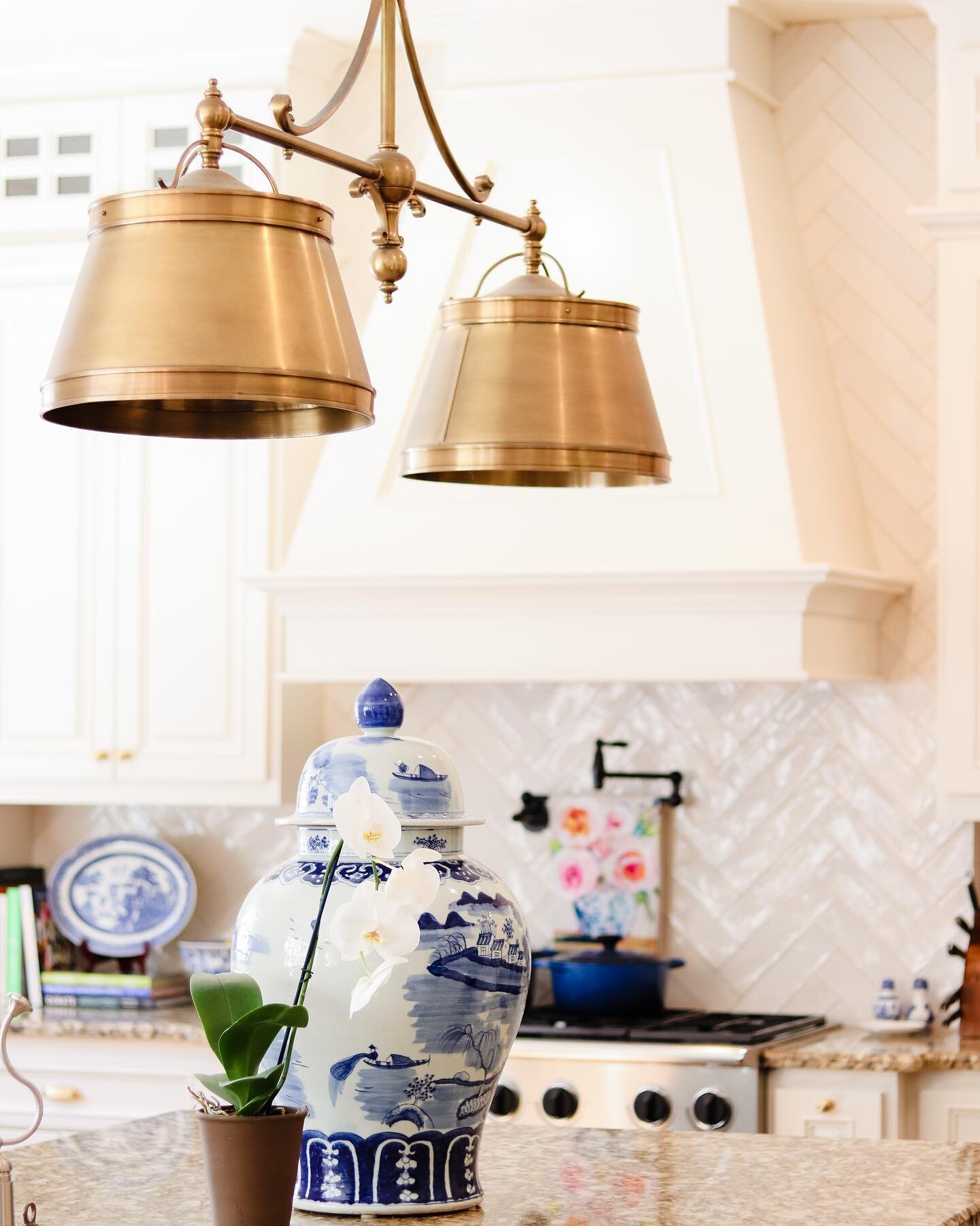 Such a dreamy kitchen 😍 It&rsquo;s easy to love a project when you&rsquo;re working with your best friend! #HayleyHedrickDesigns 📸 // @graceaustininteriors