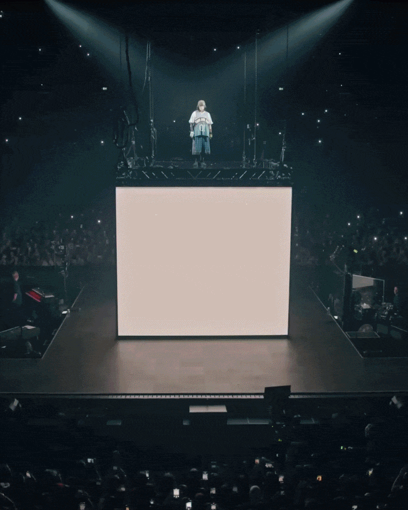 BE-00021HITMEHARDANDSOFT-THETOURLIVE4x5-ezgif.com-optimize.gif