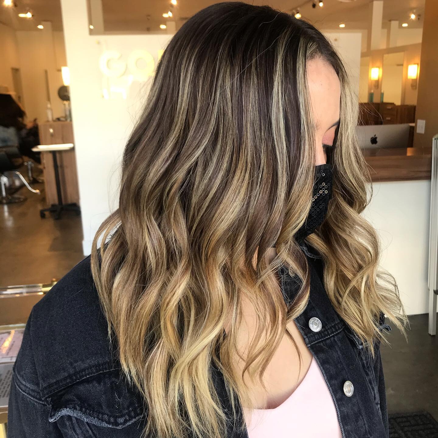 Face frame . Foiliage . Root Smudge
✨ Sometimes less is more ✨ 

The best thing about these particular styles? Maintenance is fast, less expensive &amp; impactful. The gloss not only helps gain control over unwanted &ldquo;brassy&rdquo; tones, is add