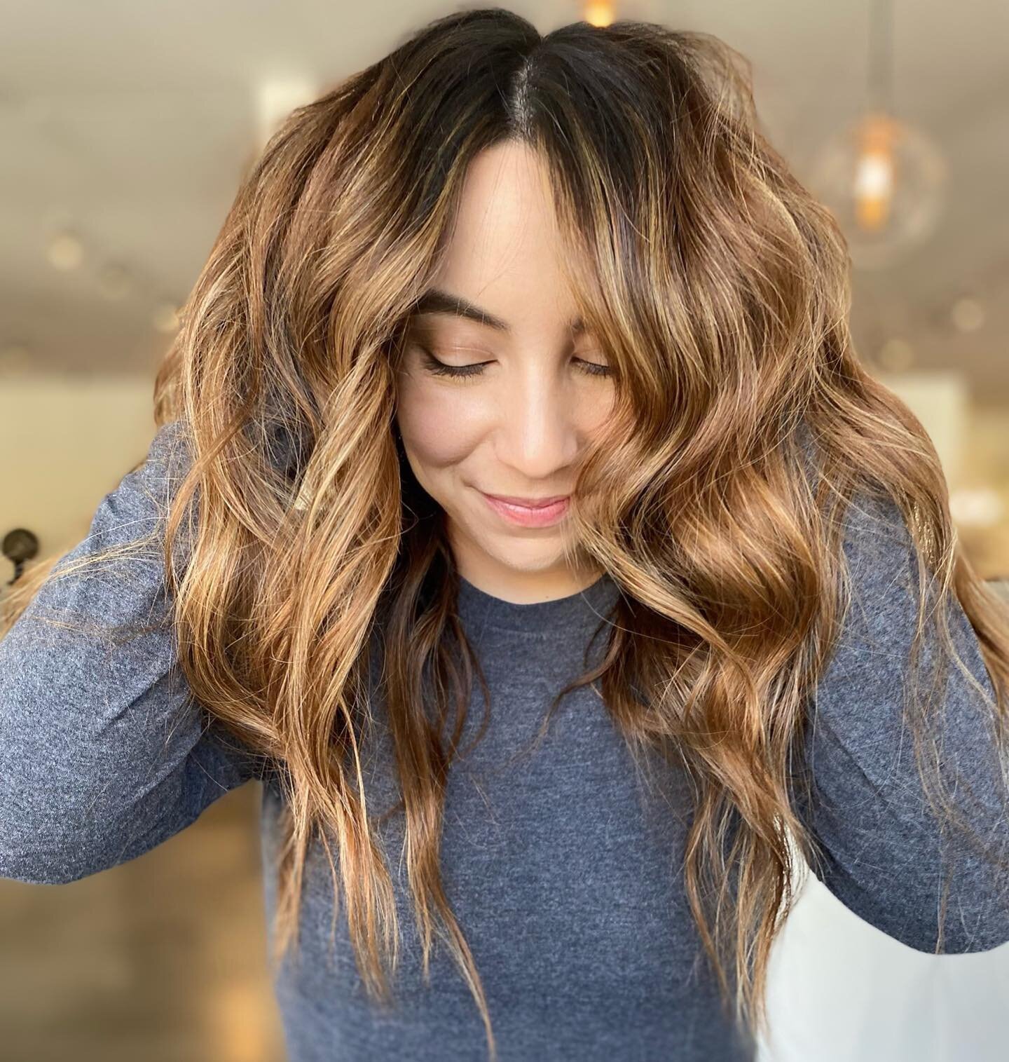 My client came in wanting something more low maintenance &amp; a little easier to grow into. I broke up her 3 inches of regrowth with some two tone highlights &amp; a root smudge to blend in with her natural root color. 

It's not as easy is seems 🥰