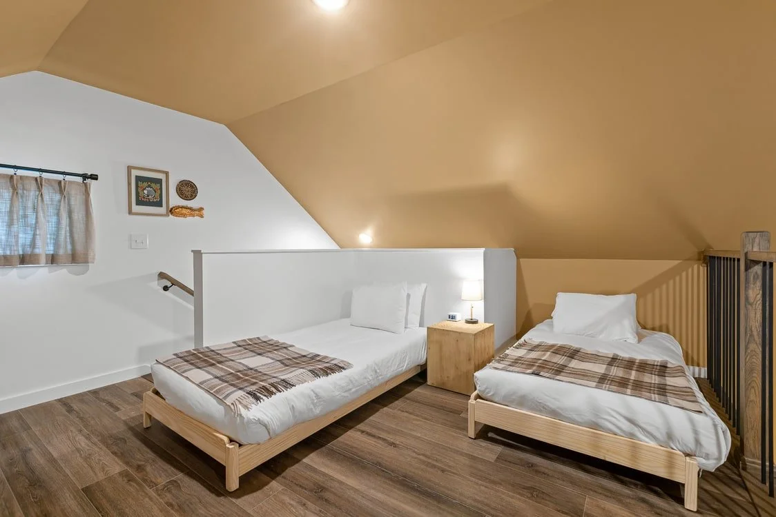 Maple Cabin (Twin Bed, Shared Unit W/ Bathroom)