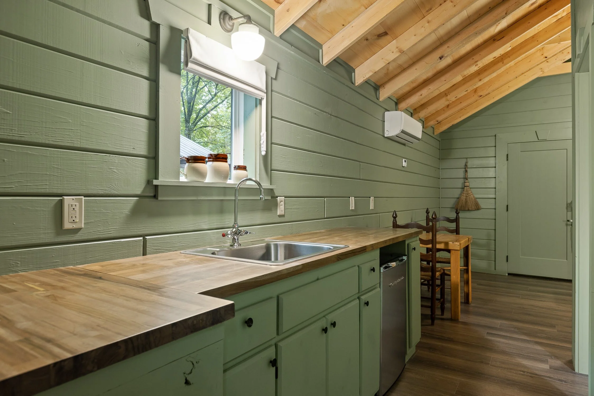 64bc1cd86430fa15b09c5a9f_Roamstead-Oak-Cabin-47-min.jpg