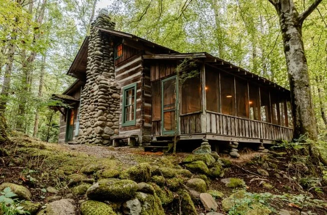 6538aed9368bfb13dad2e0ee_Hemlock-Exterior-min.jpg