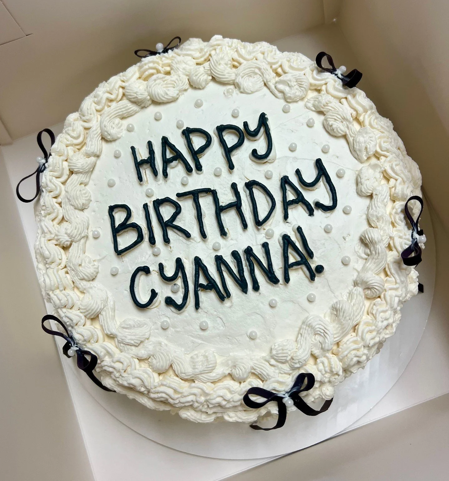 All the teen girls want this style of cake and we totally get why they do! This incredible cake even has edible ribbon! 🎀 

#fiveyearsfivehundred
#fosterfete
#celebrateeverything