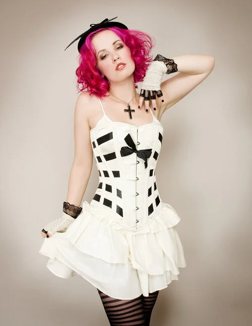 Cover and Editorial for Auxiliary Magazine Aug/Sept 2011
Photography by Jennifer link
Fashion Artist: Meagan Hendrickson
Makeup Artist: Andrea Loracce
Hair Styist: Erin Moser