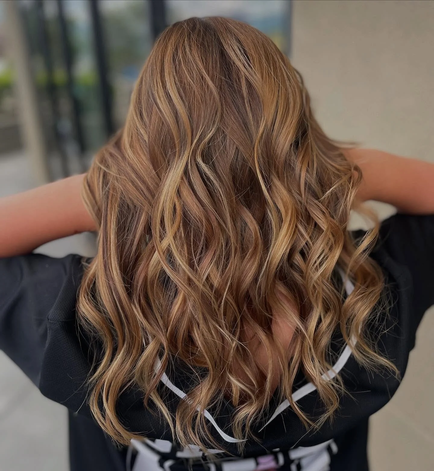 Graduating to high school with perfect hair. Painted highs and lows.
Highs: Bottle Blonde Clay w 30vol
Lows: HueVerse Acidic Demi  5.31 + 6.5 vol creme
Tone: HueVerse Acidic Demi 10g 9.37 + 20g 8.84 + 6.5 liquid 
@rose.n.raven @evopro @evohair
#b