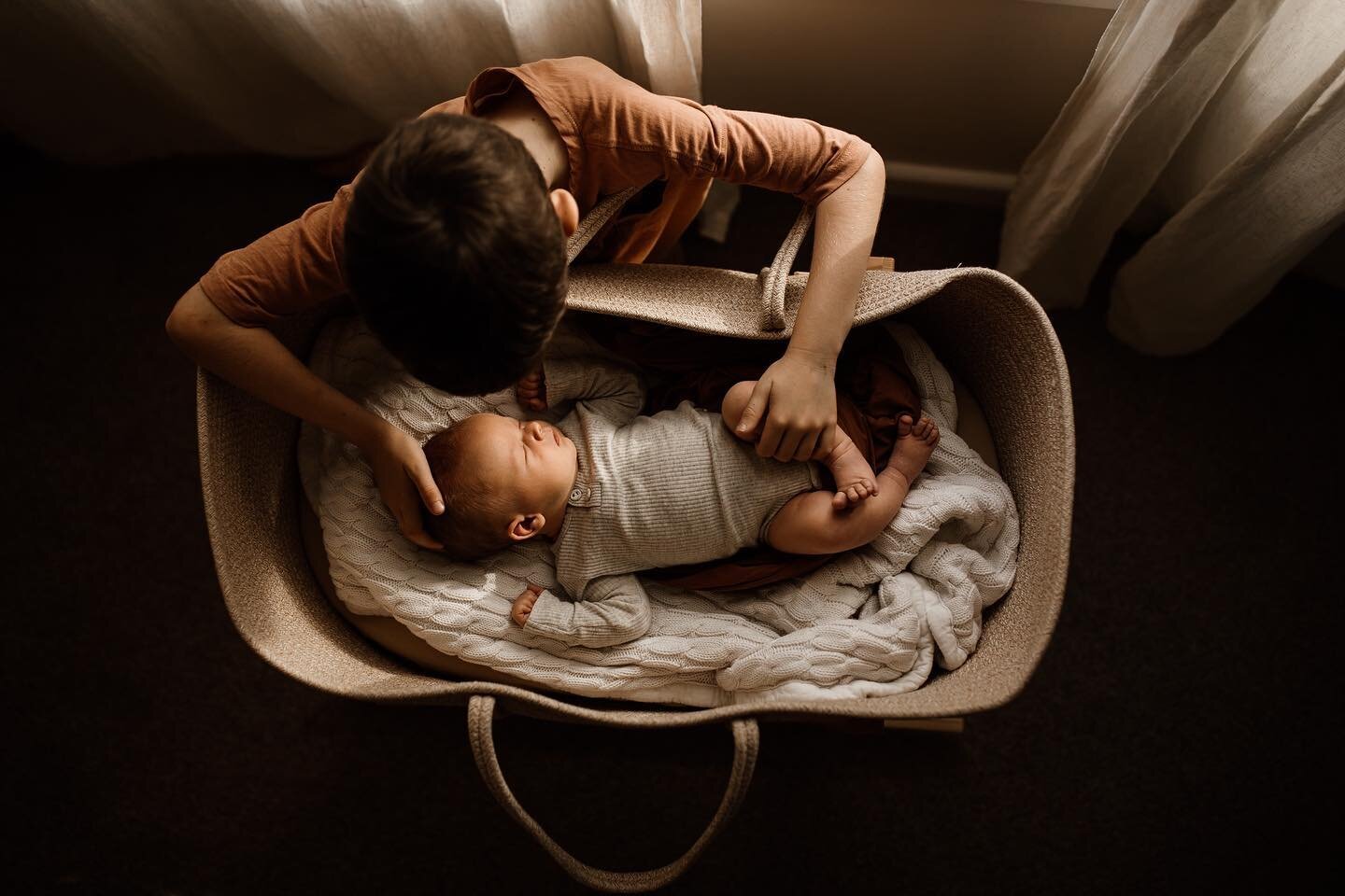 Our baby bird Wren is 6 weeks today and in the early hours of this morning I got my first smile which made my heart melt despite my tired state. 
⠀⠀⠀⠀⠀⠀⠀⠀⠀
I managed to snap these shots of the kids before he grows too much 🧡 my big boy also had some