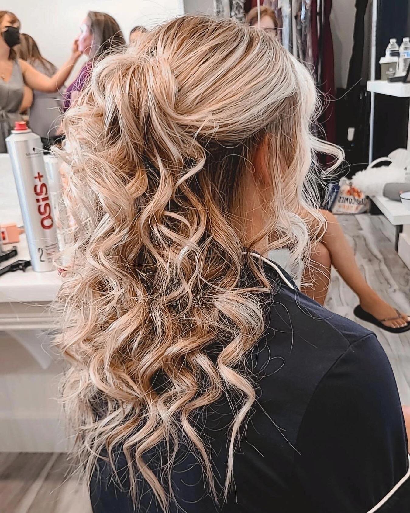 Some gorgeous bridesmaid hair done this past weekend by our own Della!! 😍😍 ⁣
.⁣
.⁣
.⁣
.⁣
.⁣
#cakesofinstagram #cleveland #clevelandohio #clevelandphotographer #clevelandwedding #clevelandweddingphotographer #clevelandweddings #clevelandweddingshowe
