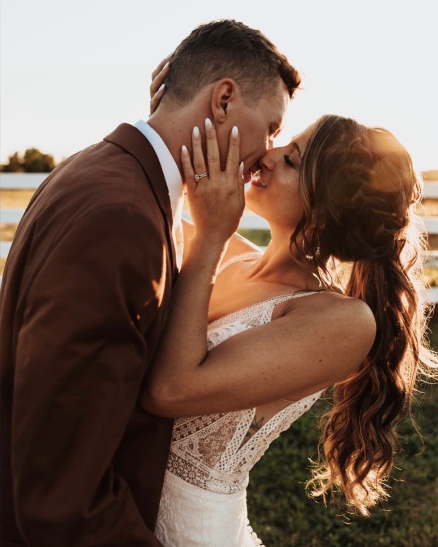 Just a gorgeous pic in the sunset ☀️ We sure love a bridal pony!! hair by @the.veil.society makeup by @makeupbymadisonandco 📸 @kayladuffinphotography