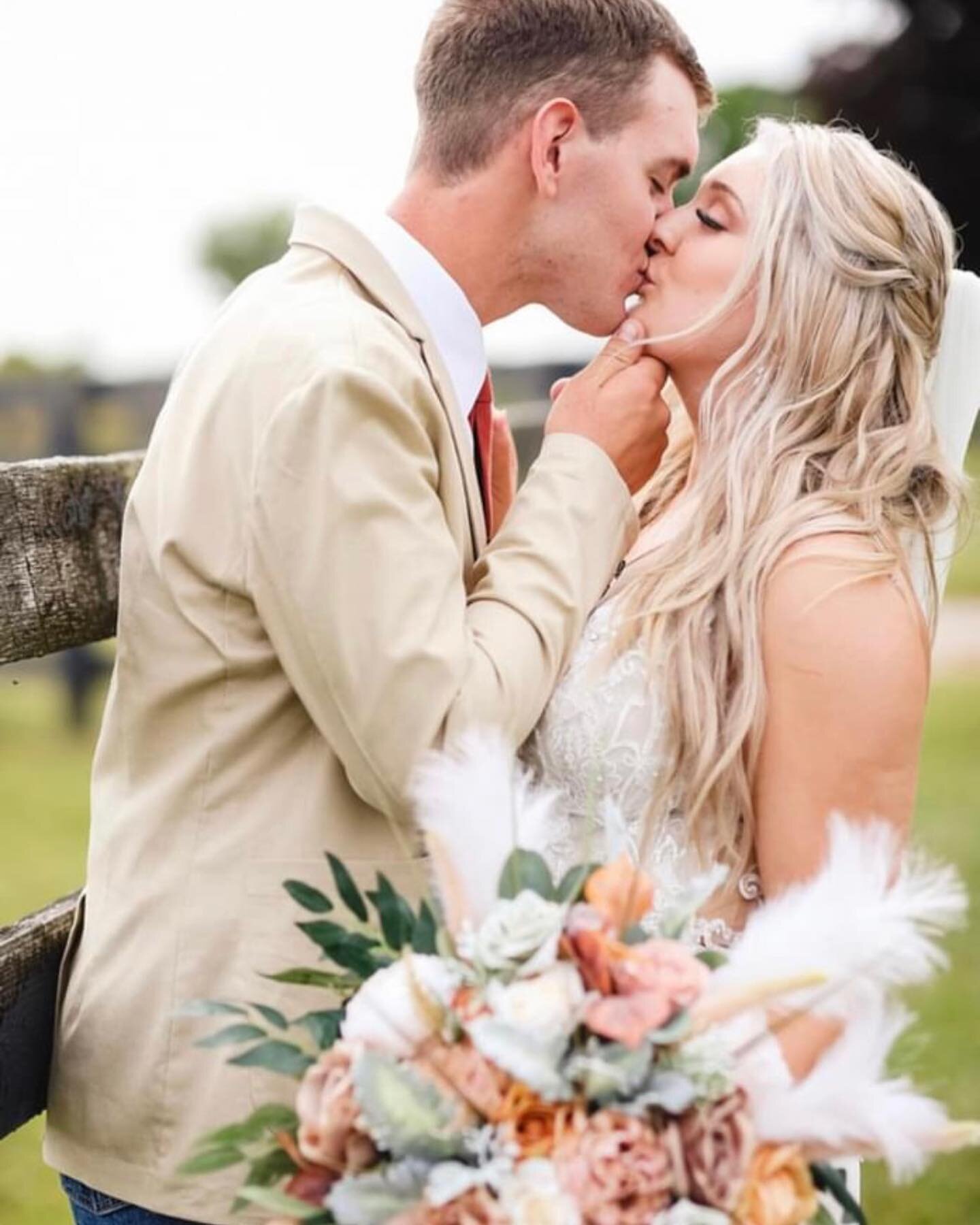 Swooning!! 😍😍 If you guys are even thinking about booking with us in 2023, now is the time before our actual booking season begins! We booked almost 20 weddings this month just for next year! Dates are going quickly!! 💕 ⁣
.⁣
.⁣
.⁣
.⁣
.⁣
#cakesofin