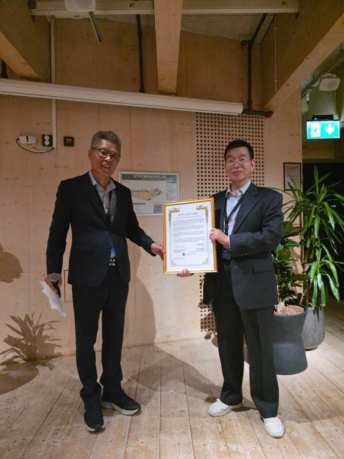 ↑ During the conference dinner of ICSOS 2025 (www.icsos.info) in Gothenburg, Sweden, an Award of Appreciation was presented to Professor Weicheng Cui for his outstanding contributions to the Ships and Offshore Structures journal (celebrating its 20th