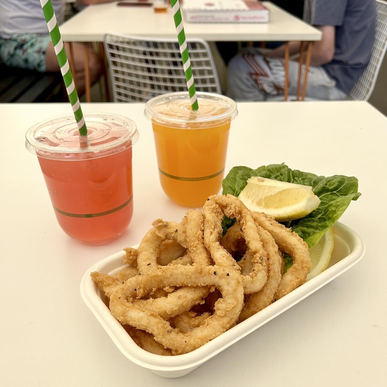 💥Need to add a burst of vibrant colour to your weekend? Our mocktails are champions of that mission, and the best part is they pair beautifully with all types of food. Today they are joining forces with the scrumptious calamari from @inkrediblecalam