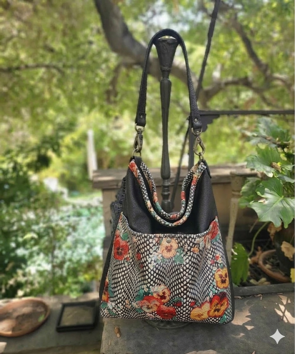 N/S Cedarwood in Black Lago with Red Poppies/Black Stripes liner