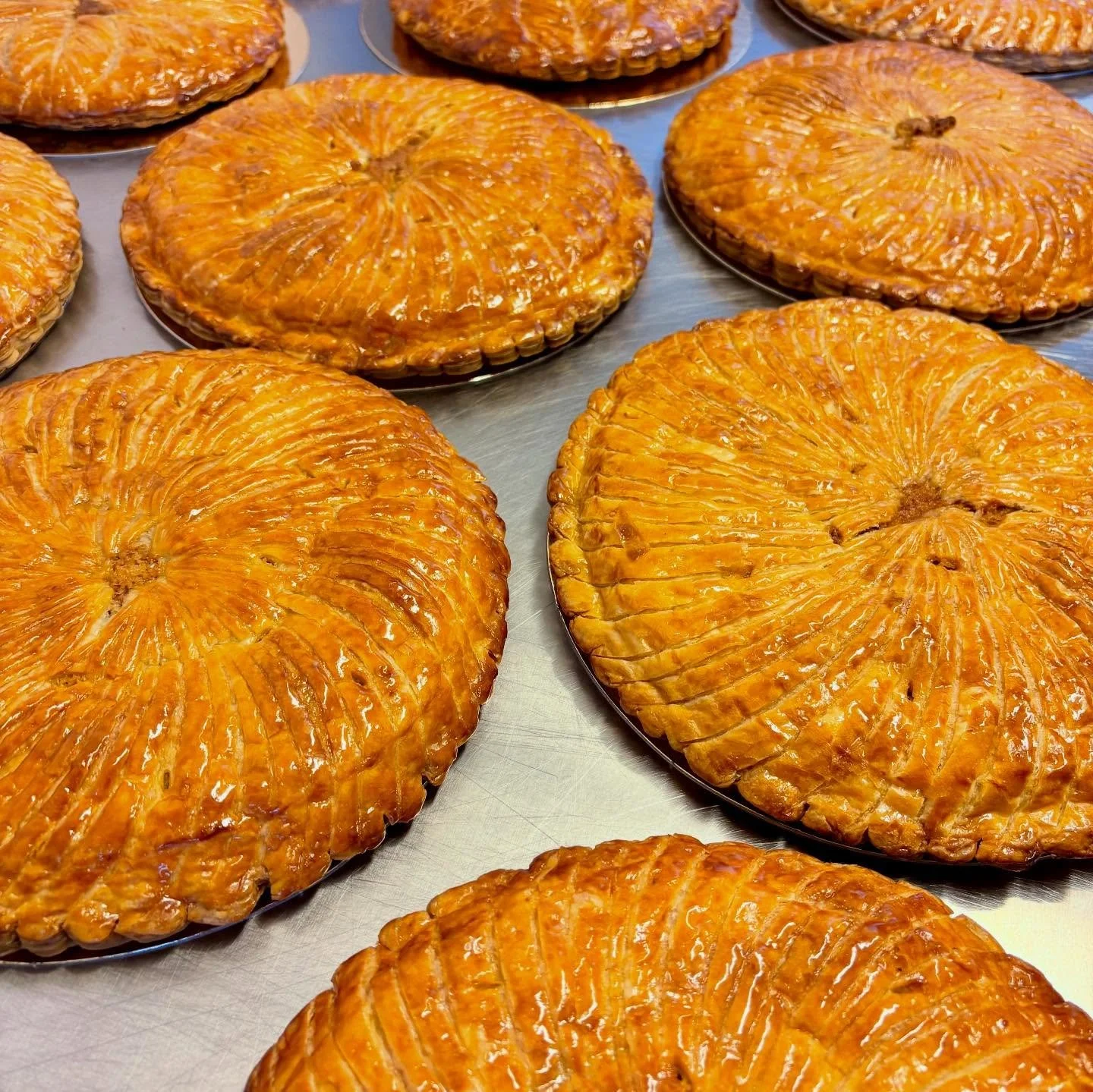 Unsere Galettes des Rois 👑 Dreik&ouml;nigskuchen sind da ! Alle Januar Samstage in unseren drei L&auml;den.

#galettedesrois #frangipane #dreik&ouml;nigskuchen #patisserie #food