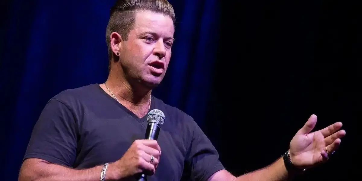 Image of Lindsay Webb with a microphone