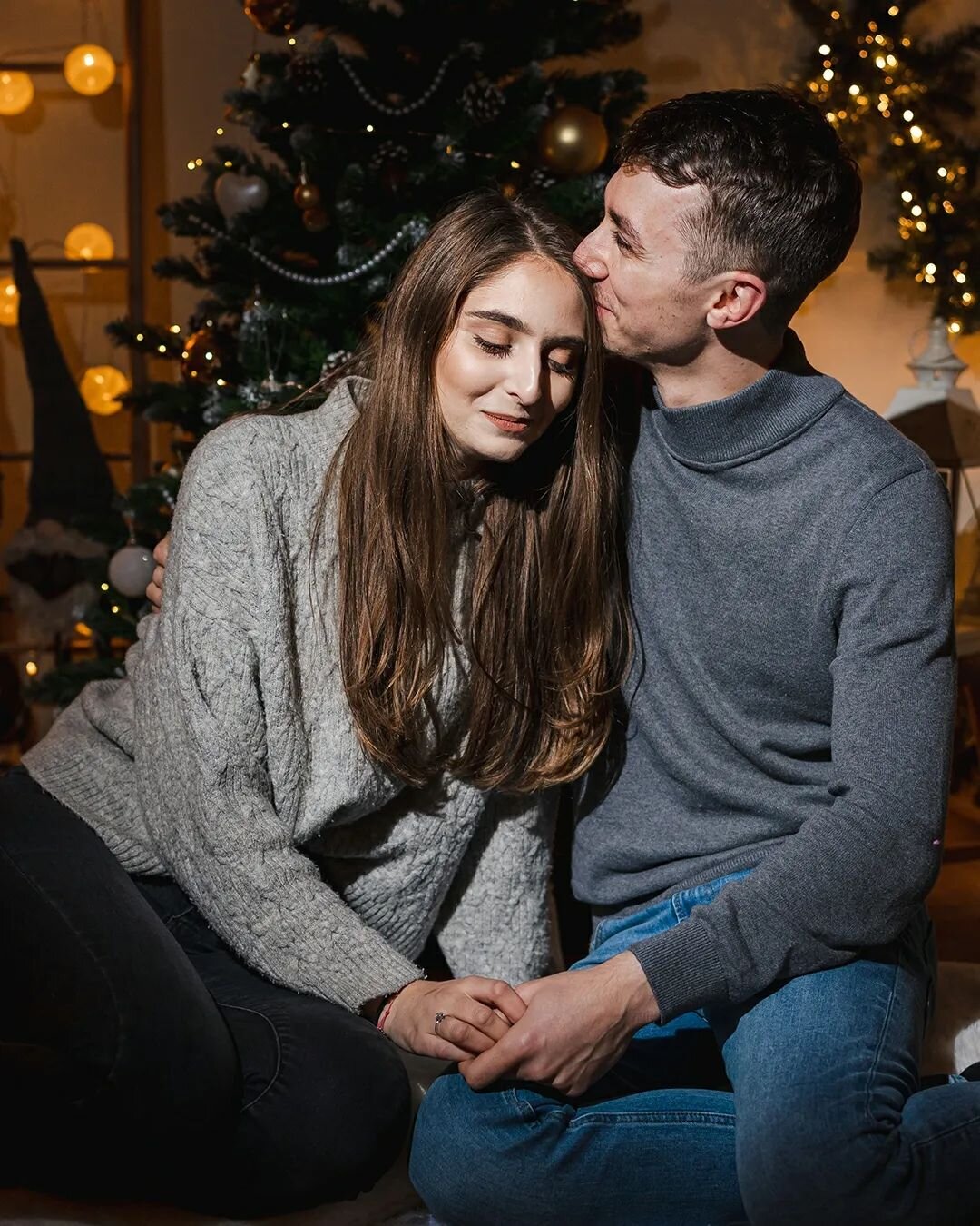 Povești de crăciun cu Anca și Robert ❤ emoții sincere și amintiri frumoase 🥰
Mai sunt ultimele locuri la ședințele de Crăciun 😊 vă aștept și pe voi
#fotografcluj #christmasphotoshoot #christmasstories #cluj #sesiunefotocraciun #craciun #couplegoals