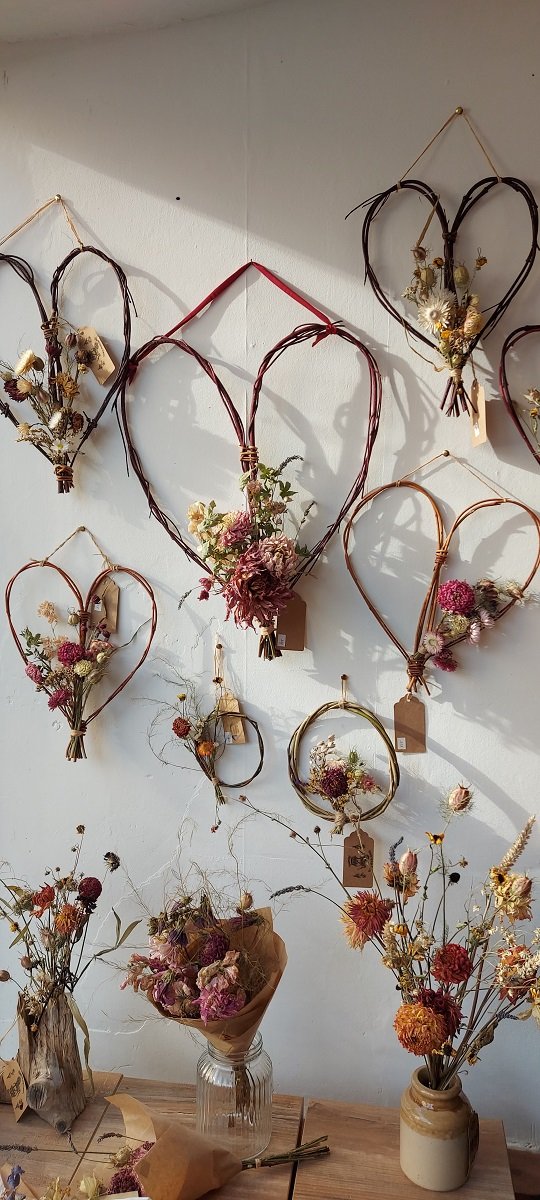 Hearts and small wreaths with sustainably grown, naturally dried flowers. A great gift for yourself or a loved one, perfect for Mothers day. Dried flower decorated hearts for natural wedding decoration.
