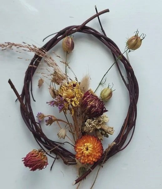 Small dried flower wreath with meadow look and autumnal colours