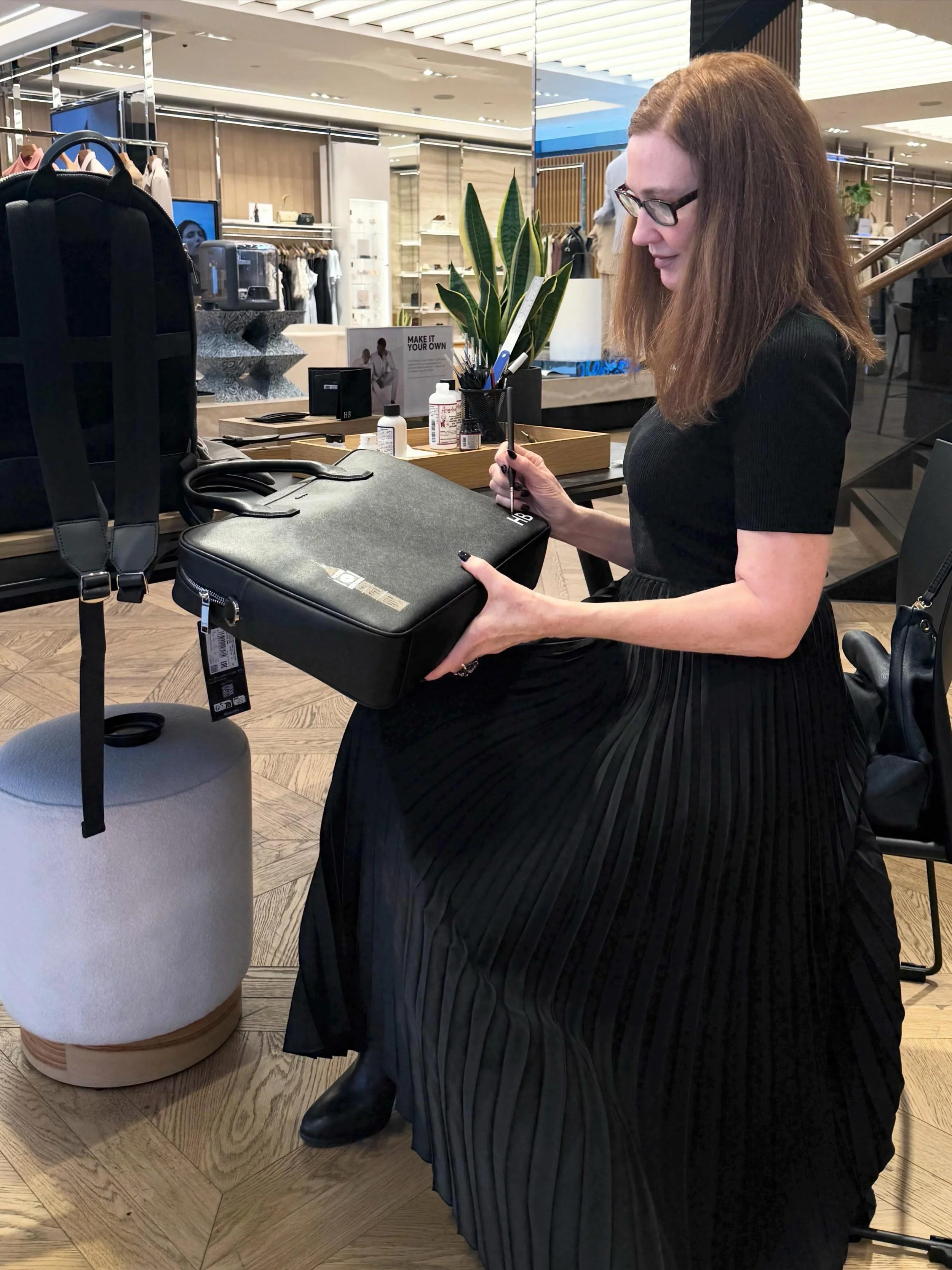 Thank you @boss for a wonderful weekend of live customisation on your gorgeous leather goods in your Regent street  flag-store over this weekend, in preparation for Father&rsquo;s Day - loved being with you all 🙏 
#boss #liveeventartistlondon #livee